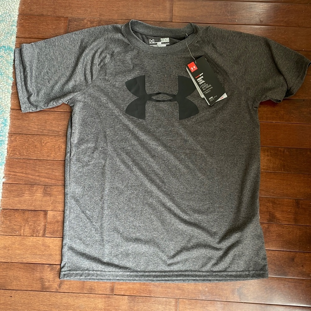 New with tags
Under armor youth large loose dry fit shirt